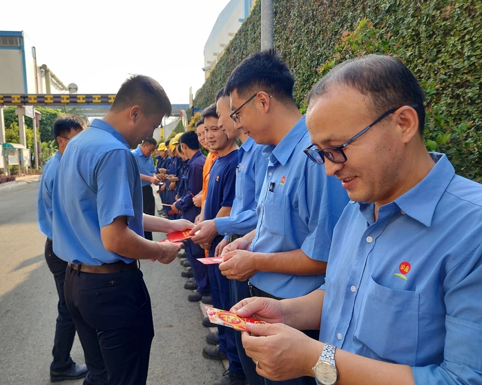 Công nhân được lì xì ngày đầu đi làm, doanh nghiệp thông báo tuyển dụng số lượng lớn- Ảnh 1. Công nhân được lì xì ngày đầu đi làm, doanh nghiệp thông báo tuyển dụng số lượng lớn- Ảnh 1.