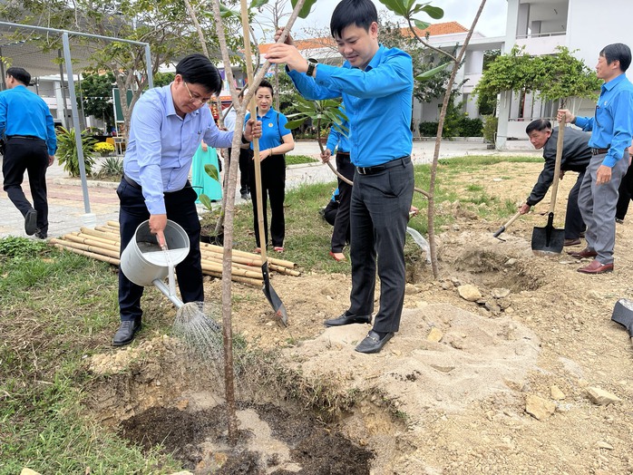 Tặng cây bàng vuông Trường Sa cho trường học- Ảnh 6. Tặng cây bàng vuông Trường Sa cho trường học- Ảnh 6.