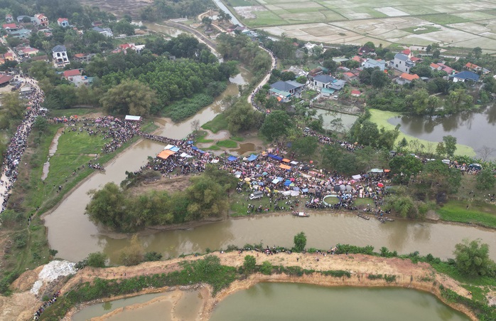 Cận cảnh phiên chợ "choảng nhau" để cầu may ở Thanh Hóa- Ảnh 1. Cận cảnh phiên chợ "choảng nhau" để cầu may ở Thanh Hóa- Ảnh 1.