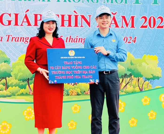 Tặng cây bàng vuông Trường Sa cho trường học- Ảnh 5. Tặng cây bàng vuông Trường Sa cho trường học- Ảnh 5.