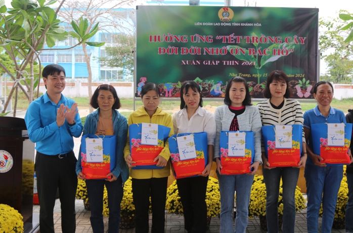 Tặng cây bàng vuông Trường Sa cho trường học- Ảnh 3. Tặng cây bàng vuông Trường Sa cho trường học- Ảnh 3.