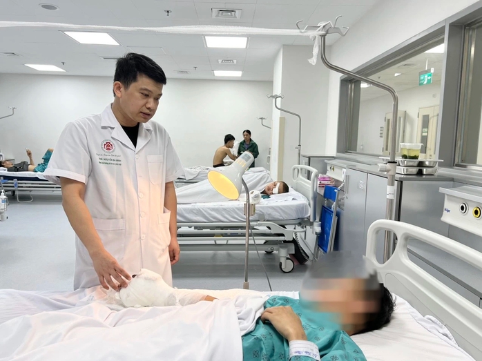 Một bệnh viện tiếp nhận 15 ca tai nạn do pháo nổ trong ngày
- Ảnh 1. Một bệnh viện tiếp nhận 15 ca tai nạn do pháo nổ trong ngày
- Ảnh 1.