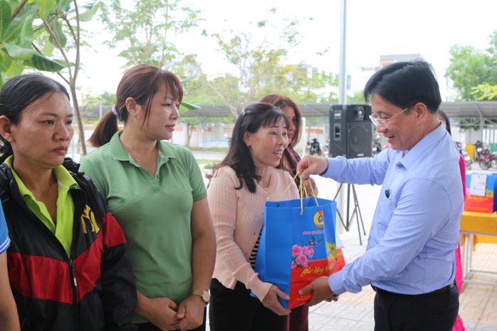 Tặng cây bàng vuông Trường Sa cho trường học- Ảnh 1. Tặng cây bàng vuông Trường Sa cho trường học- Ảnh 1.