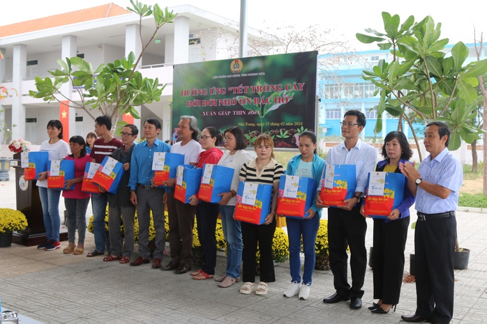 Tặng cây bàng vuông Trường Sa cho trường học- Ảnh 2. Tặng cây bàng vuông Trường Sa cho trường học- Ảnh 2.