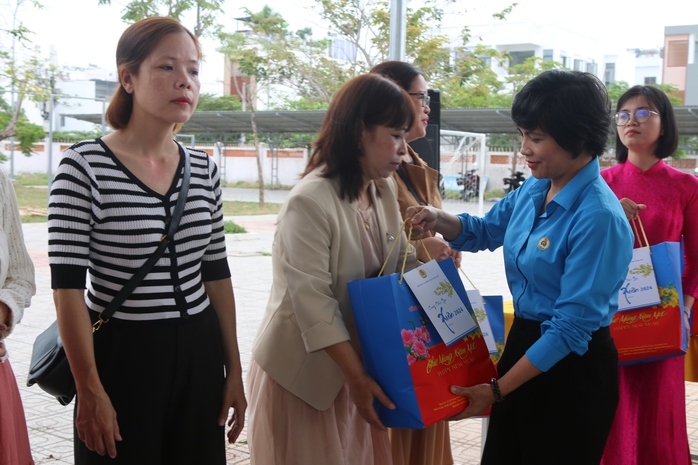 Tặng cây bàng vuông Trường Sa cho trường học- Ảnh 4. Tặng cây bàng vuông Trường Sa cho trường học- Ảnh 4.