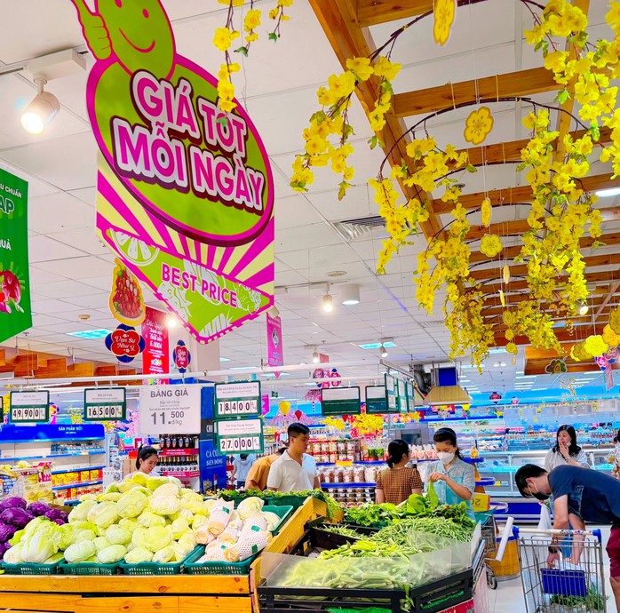 Vừa hết mùng 5 Tết, siêu thị đã cấp tập khuyến mãi để kích cầu- Ảnh 4. Vừa hết mùng 5 Tết, siêu thị đã cấp tập khuyến mãi để kích cầu- Ảnh 4.