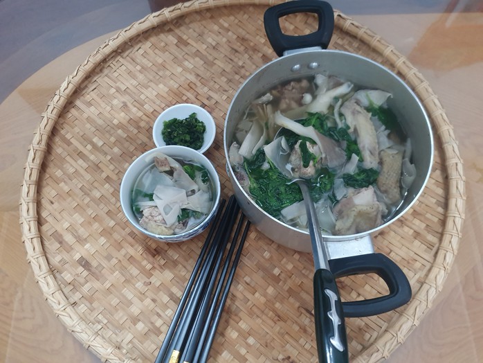 Thưởng thức lẩu gà lá é chính gốc Phú Yên- Ảnh 1. Thưởng thức lẩu gà lá é chính gốc Phú Yên- Ảnh 1.