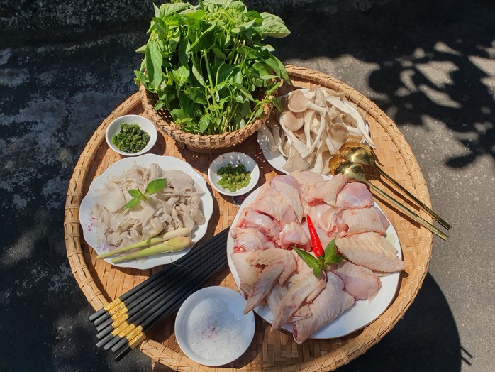 Thưởng thức lẩu gà lá é chính gốc Phú Yên- Ảnh 2. Thưởng thức lẩu gà lá é chính gốc Phú Yên- Ảnh 2.