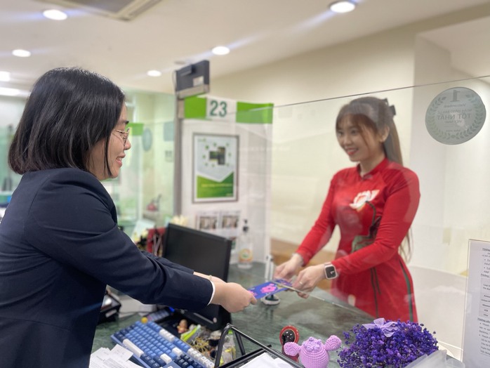 Ngày giao dịch đầu tiên năm Giáp Thìn, ngân hàng tranh đua lì xì khách hàng- Ảnh 2. Ngày giao dịch đầu tiên năm Giáp Thìn, ngân hàng tranh đua lì xì khách hàng- Ảnh 2.