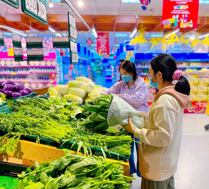 Vừa hết mùng 5 Tết, siêu thị đã cấp tập khuyến mãi để kích cầu- Ảnh 1. Vừa hết mùng 5 Tết, siêu thị đã cấp tập khuyến mãi để kích cầu- Ảnh 1.