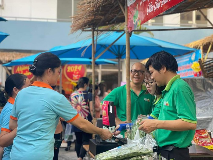 Lãnh đạo TP HCM thăm và chúc Tết tại Saigon Co.op và Satra - Ảnh 2. Lãnh đạo TP HCM thăm và chúc Tết tại Saigon Co.op và Satra - Ảnh 2.