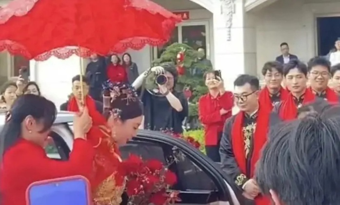 Cô dâu bước ra khỏi xe hoa. Ảnh: Douyin Cô dâu bước ra khỏi xe hoa. Ảnh: Douyin