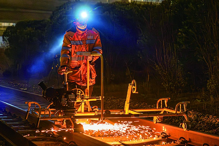 Công nhân đường sắt TP Thượng Hải làm việc vào ngày 15-1. Ảnh: Tân Hoa Xã Công nhân đường sắt TP Thượng Hải làm việc vào ngày 15-1. Ảnh: Tân Hoa Xã
