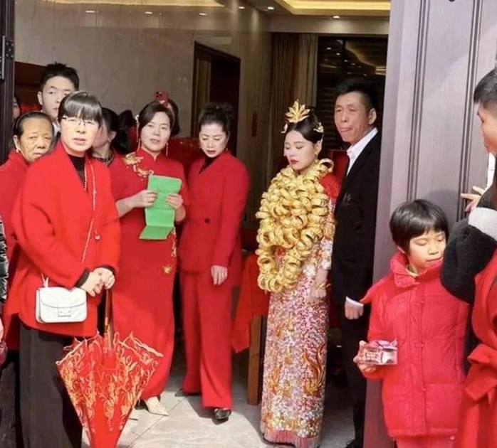 Cô dâu đeo của hồi môn nặng trĩu. Ảnh: Douyin Cô dâu đeo của hồi môn nặng trĩu. Ảnh: Douyin
