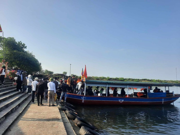 Hàng ngàn người trẩy hội chùa Hương - Hoan Châu đệ nhất danh lam- Ảnh 6. Hàng ngàn người trẩy hội chùa Hương - Hoan Châu đệ nhất danh lam- Ảnh 6.