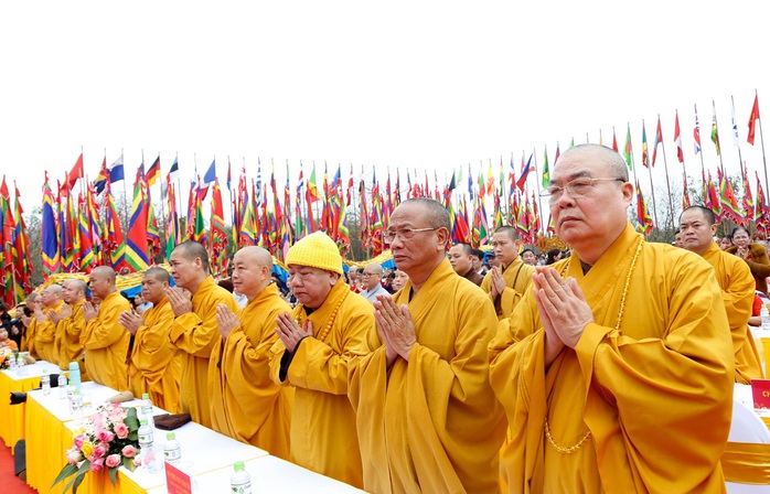 Hàng ngàn người đổ về dự khai hội chùa Bái Đính- Ảnh 9. Hàng ngàn người đổ về dự khai hội chùa Bái Đính- Ảnh 9.