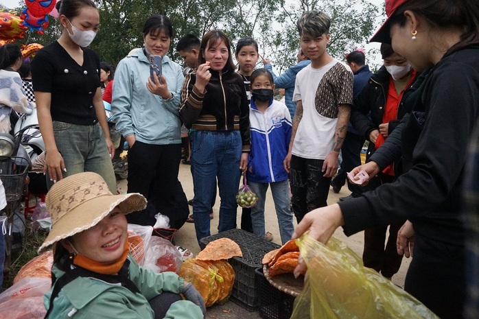 Cận cảnh phiên chợ "choảng nhau" để cầu may ở Thanh Hóa- Ảnh 15. Cận cảnh phiên chợ "choảng nhau" để cầu may ở Thanh Hóa- Ảnh 15.