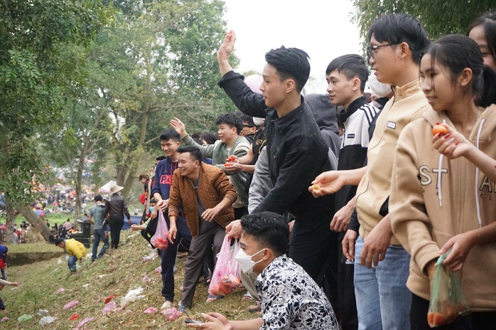 Cận cảnh phiên chợ "choảng nhau" để cầu may ở Thanh Hóa- Ảnh 5. Cận cảnh phiên chợ "choảng nhau" để cầu may ở Thanh Hóa- Ảnh 5.