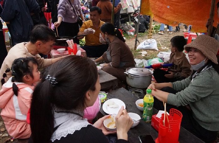 Cận cảnh phiên chợ "choảng nhau" để cầu may ở Thanh Hóa- Ảnh 16. Cận cảnh phiên chợ "choảng nhau" để cầu may ở Thanh Hóa- Ảnh 16.