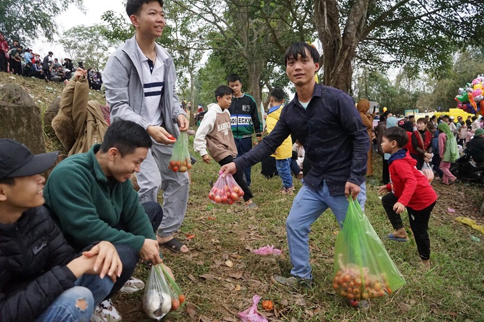 Cận cảnh phiên chợ "choảng nhau" để cầu may ở Thanh Hóa- Ảnh 8. Cận cảnh phiên chợ "choảng nhau" để cầu may ở Thanh Hóa- Ảnh 8.