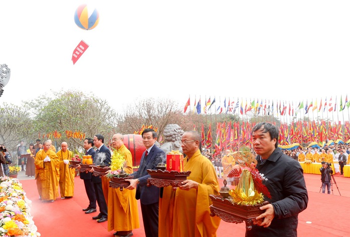 Hàng ngàn người đổ về dự khai hội chùa Bái Đính- Ảnh 8. Hàng ngàn người đổ về dự khai hội chùa Bái Đính- Ảnh 8.