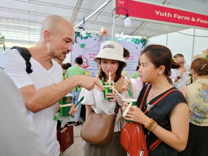 Ông chủ "mật dừa nước" tiết lộ bí quyết thành công- Ảnh 3. Ông chủ "mật dừa nước" tiết lộ bí quyết thành công- Ảnh 3.