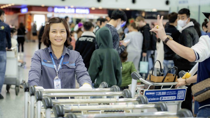 Chị Hà Thị Tươi, nhân viên Đội xe đẩy – Trung tâm Khai thác Ga Nội Bài trong ca trực ngày 16.2.2024 Chị Hà Thị Tươi, nhân viên Đội xe đẩy – Trung tâm Khai thác Ga Nội Bài trong ca trực ngày 16.2.2024