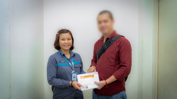 Chị Tươi vui mừng trao lại chiếc túi chứa 4.300 USD cho anh V.Q.Đ Chị Tươi vui mừng trao lại chiếc túi chứa 4.300 USD cho anh V.Q.Đ