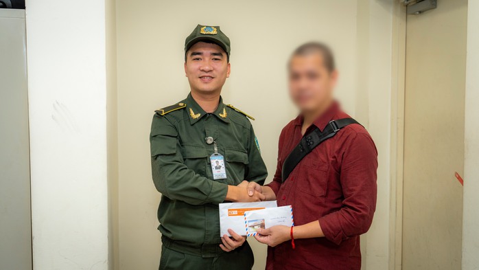 Anh Đào Quang Phát - Nhân viên An ninh cơ động Nội Bài khẩn trương phối hợp với Tổ giám sát camera an ninh để kịp thời tiếp cận hành khách Anh Đào Quang Phát - Nhân viên An ninh cơ động Nội Bài khẩn trương phối hợp với Tổ giám sát camera an ninh để kịp thời tiếp cận hành khách