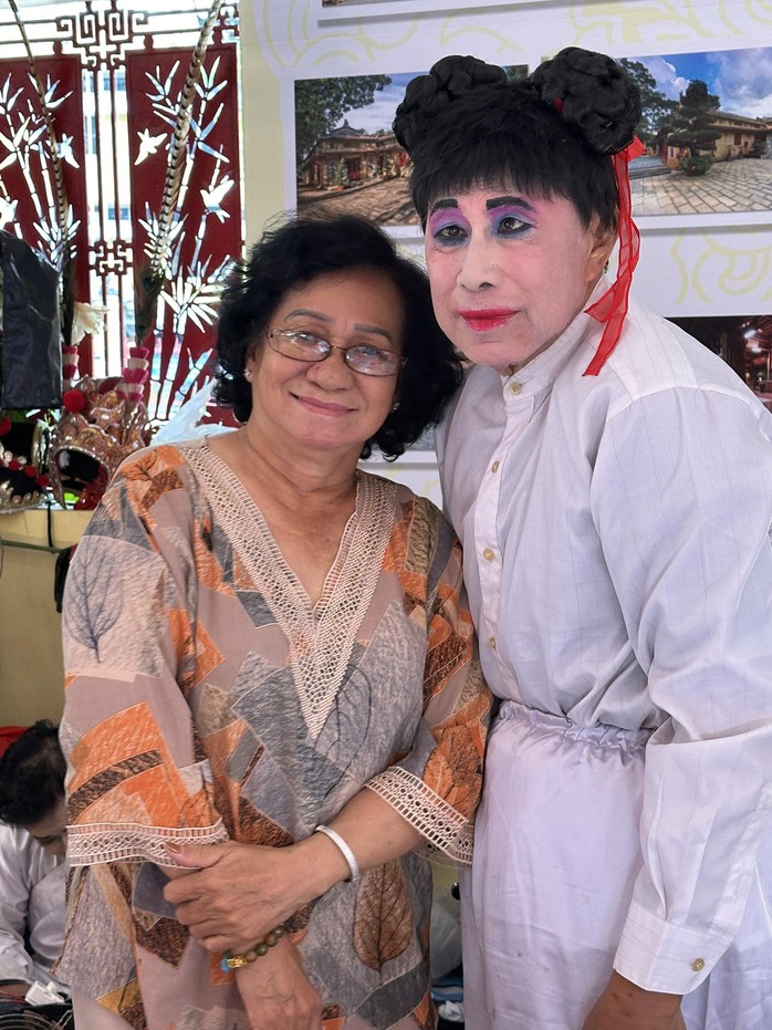 NSƯT Ngọc Khanh dàn dựng vở hát bội công diễn tại Lăng Tả quân Lê Văn Duyệt- Ảnh 6. NSƯT Ngọc tỷ lệ kèo góc nhà cái dàn dựng vở hát bội công diễn tại Lăng Tả quân Lê Văn Duyệt- Ảnh 6.