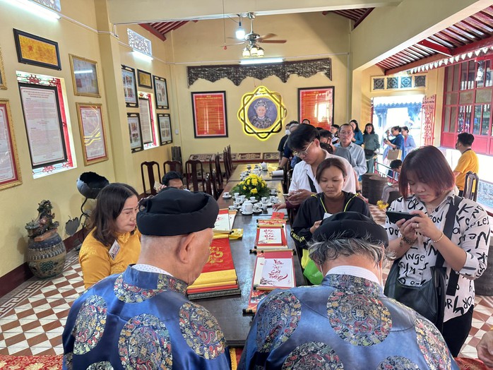 NSƯT Ngọc Khanh dàn dựng vở hát bội công diễn tại Lăng Tả quân Lê Văn Duyệt- Ảnh 3. NSƯT Ngọc tỷ lệ kèo góc nhà cái dàn dựng vở hát bội công diễn tại Lăng Tả quân Lê Văn Duyệt- Ảnh 3.