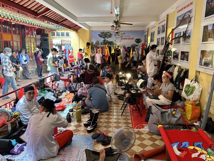 NSƯT Ngọc Khanh dàn dựng vở hát bội công diễn tại Lăng Tả quân Lê Văn Duyệt- Ảnh 5. NSƯT Ngọc tỷ lệ kèo góc nhà cái dàn dựng vở hát bội công diễn tại Lăng Tả quân Lê Văn Duyệt- Ảnh 5.