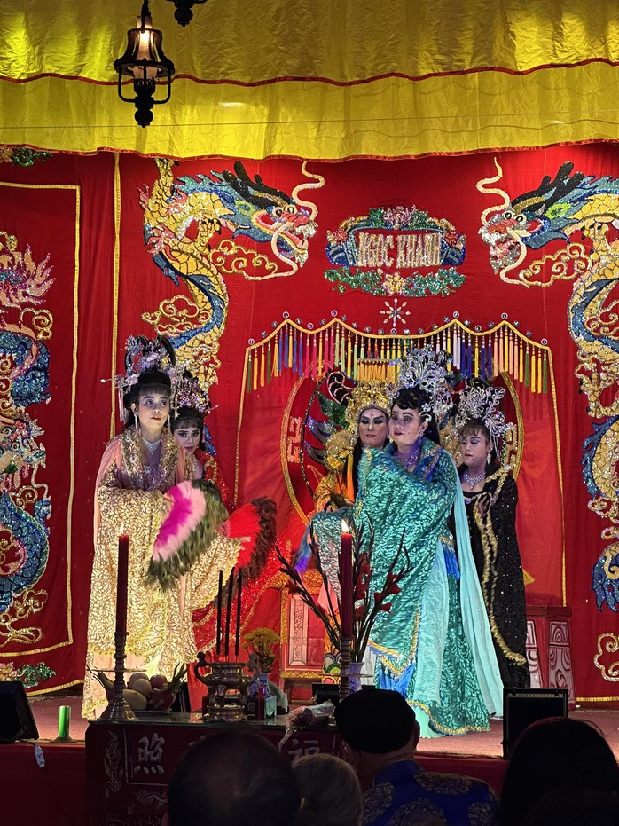 NSƯT Ngọc Khanh dàn dựng vở hát bội công diễn tại Lăng Tả quân Lê Văn Duyệt- Ảnh 7. NSƯT Ngọc tỷ lệ kèo góc nhà cái dàn dựng vở hát bội công diễn tại Lăng Tả quân Lê Văn Duyệt- Ảnh 7.