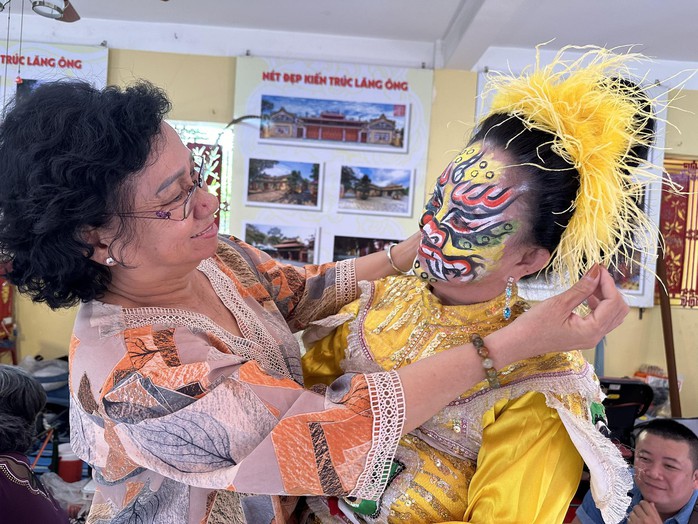 NSƯT Ngọc Khanh dàn dựng vở hát bội công diễn tại Lăng Tả quân Lê Văn Duyệt- Ảnh 1. NSƯT Ngọc tỷ lệ kèo góc nhà cái dàn dựng vở hát bội công diễn tại Lăng Tả quân Lê Văn Duyệt- Ảnh 1.