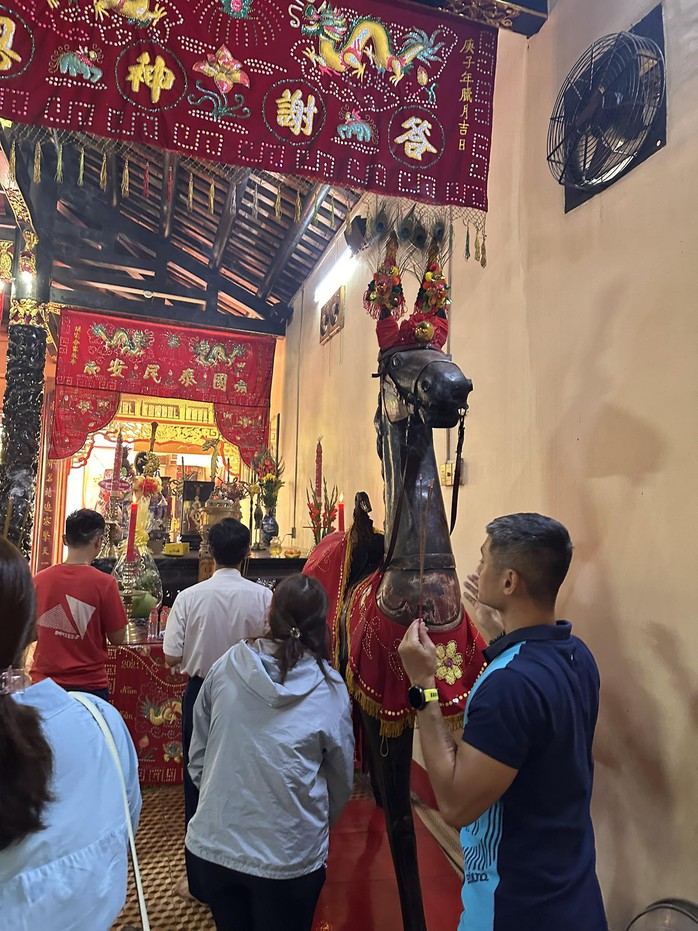 NSƯT Ngọc Khanh dàn dựng vở hát bội công diễn tại Lăng Tả quân Lê Văn Duyệt- Ảnh 4. NSƯT Ngọc tỷ lệ kèo góc nhà cái dàn dựng vở hát bội công diễn tại Lăng Tả quân Lê Văn Duyệt- Ảnh 4.