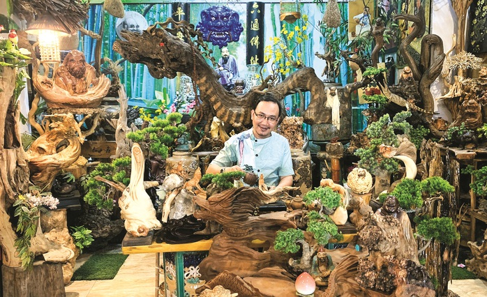 Anh Nguyễn Hiếu Tín bên hiện vật rồng gỗ lũy Anh Nguyễn Hiếu Tín bên hiện vật rồng gỗ lũy
