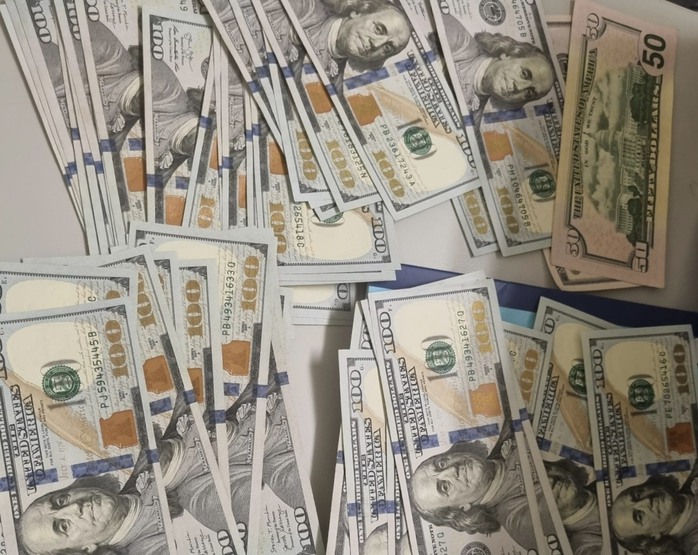 Chiếc túi bị bỏ quên chứa 4.300 USD Chiếc túi bị bỏ quên chứa 4.300 USD
