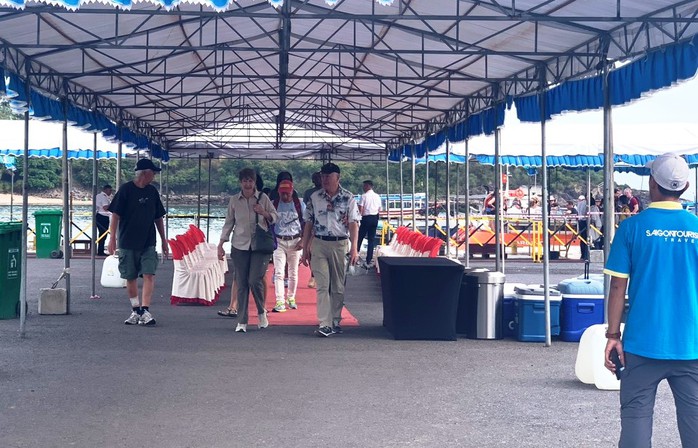 Nha Trang liên tục đón 3 du thuyền quốc tế "xông đất" đầu năm Giáp Thìn- Ảnh 3. Nha Trang liên tục đón 3 du thuyền quốc tế "xông đất" đầu năm Giáp Thìn- Ảnh 3.