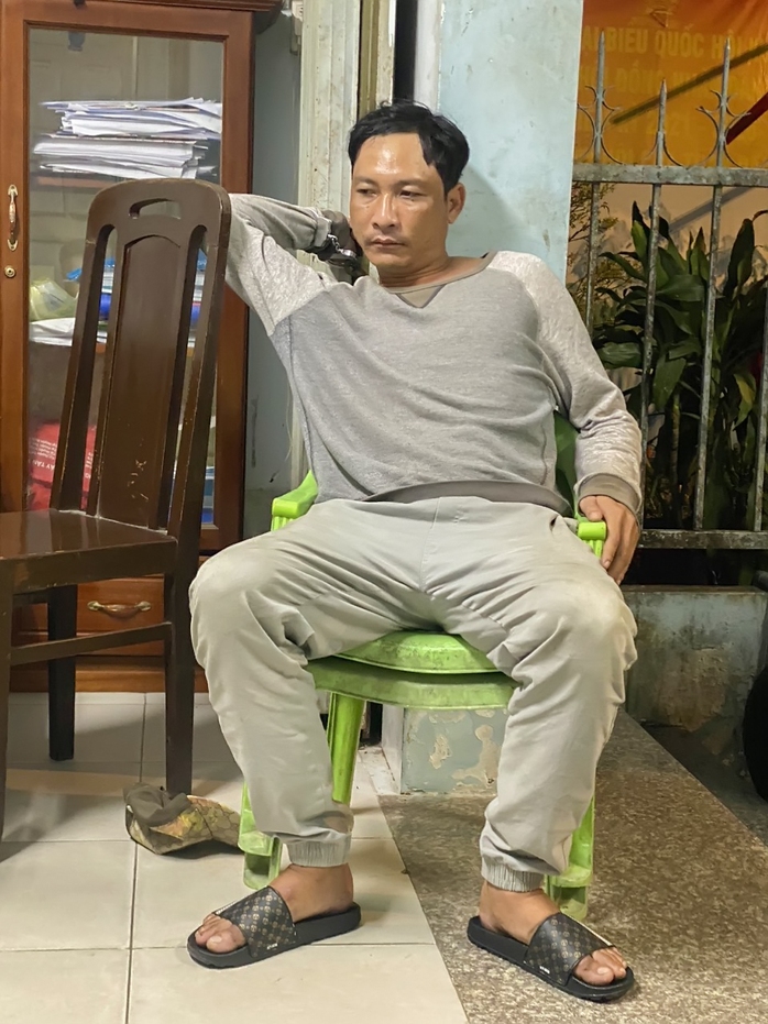 Tạm giữ đối tượng xúc phạm Quốc kỳ khi về quê ăn Tết- Ảnh 1. Tạm giữ đối tượng xúc phạm Quốc kỳ khi về quê ăn Tết- Ảnh 1.