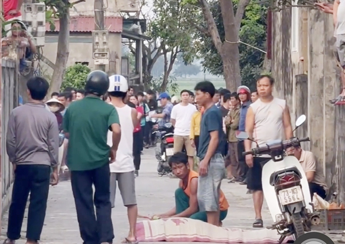 Nổ súng bắn hạ trâu "điên" húc 3 người thương vong ở Quảng Bình- Ảnh 1. Nổ súng bắn hạ trâu "điên" húc 3 người thương vong ở Quảng Bình- Ảnh 1.