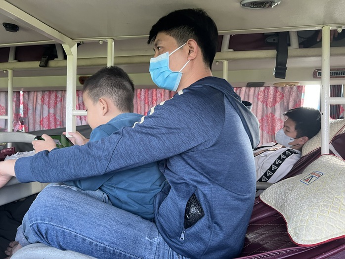 Doanh nghiệp đón công nhân trở lại nhà máy trên chuyến xe miễn phí- Ảnh 2.