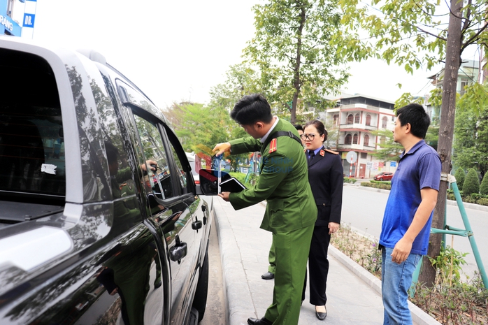 Người đàn ông tháo hàng loạt gương ôtô trong đêm cho "vui"- Ảnh 1. Người đàn ông tháo hàng loạt gương ôtô trong đêm cho "vui"- Ảnh 1.
