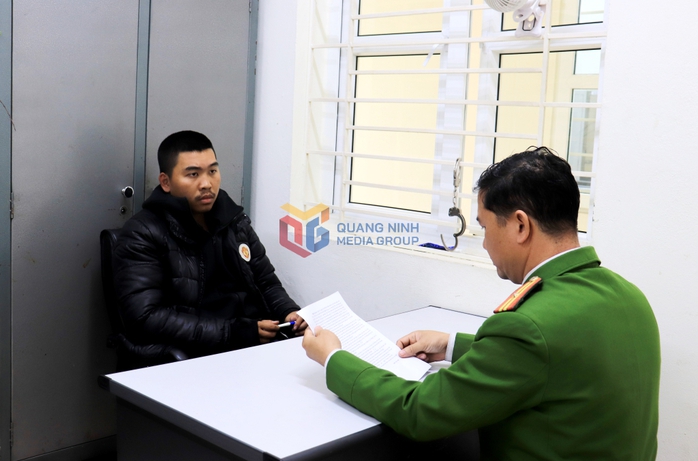 Người đàn ông tháo hàng loạt gương ôtô trong đêm cho "vui"- Ảnh 3. Người đàn ông tháo hàng loạt gương ôtô trong đêm cho "vui"- Ảnh 3.