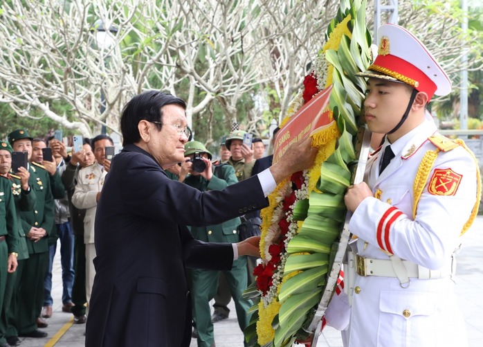 Nguyên Chủ tịch nước Trương Tấn Sang dâng hương tưởng nhớ các liệt sĩ tại Nghĩa trang Vị Xuyên- Ảnh 2. Nguyên Chủ tịch nước Trương Tấn Sang dâng hương tưởng nhớ các liệt sĩ tại Nghĩa trang Vị Xuyên- Ảnh 2.
