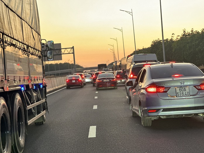 CSGT tạm thời đóng một đoạn đường cao tốc Phan Thiết-Dầu Giây- Ảnh 2. CSGT tạm thời đóng một đoạn đường cao tốc Phan Thiết-Dầu Giây- Ảnh 2.