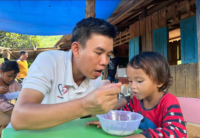 Nguyễn Bình Nam – người đem nụ cười lên núi!- Ảnh 8. Nguyễn Bình Nam – người đem nụ cười lên núi!- Ảnh 8.