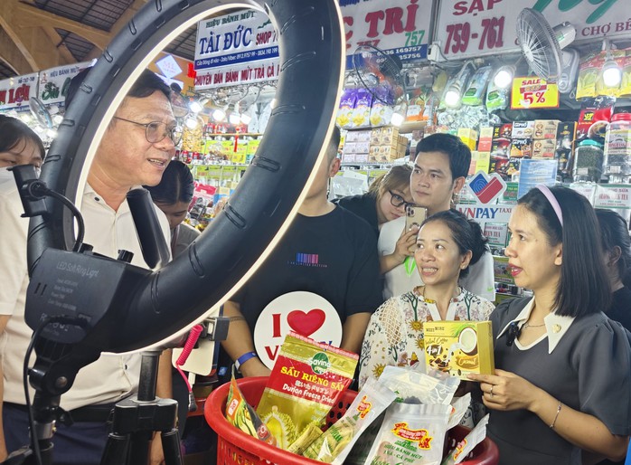 Chủ doanh nghiệp trở thành diễn viên livestream bán hàng- Ảnh 4. Chủ doanh nghiệp trở thành diễn viên livestream bán hàng- Ảnh 4.