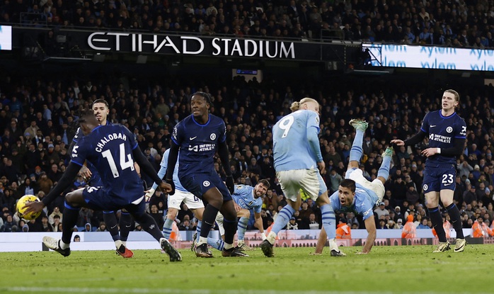 Thoát thua Chelsea, Man City lo hết cơ hội giữ cúp vô địch- Ảnh 5. Thoát thua Chelsea, Man City lo hết cơ hội giữ cúp vô địch- Ảnh 5.