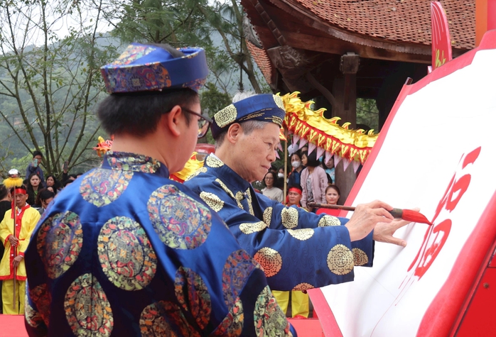 Lễ khai bút tại đền thờ Nhà giáo Chu Văn An- Ảnh 1. Lễ khai bút tại đền thờ Nhà giáo Chu Văn An- Ảnh 1.