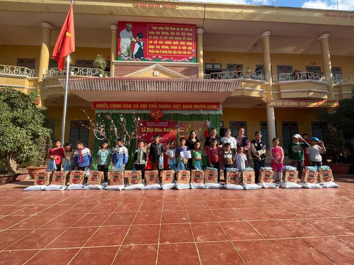 "Xuân sum vầy - Tết sẻ chia": Người cô "gieo" xuân yêu thương nơi rẻo cao- Ảnh 5. "Xuân sum vầy - Tết sẻ chia": Người cô "gieo" xuân yêu thương nơi rẻo cao- Ảnh 5.